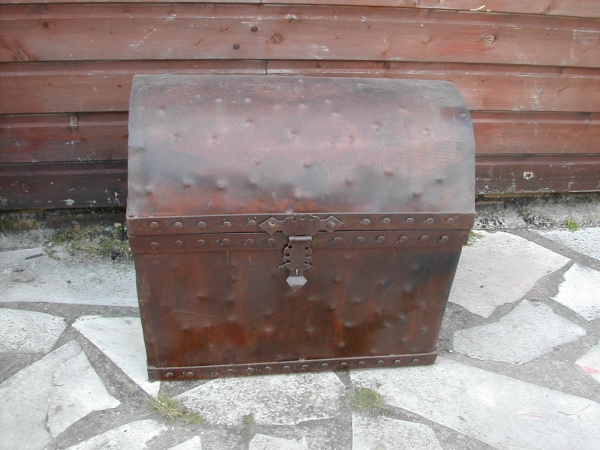 Malle en fer forgé et repoussé