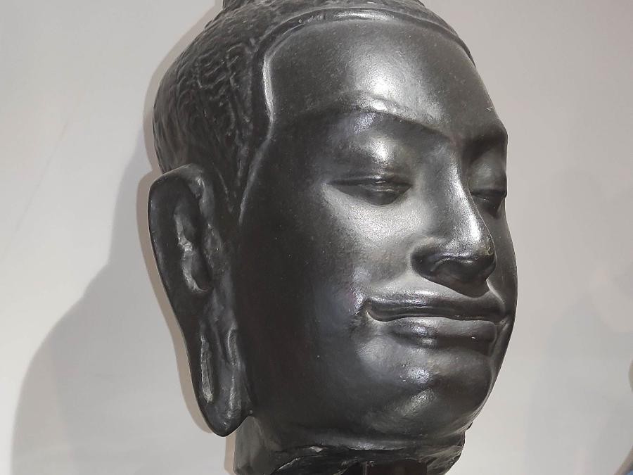 Buste de bouddha en résine noire