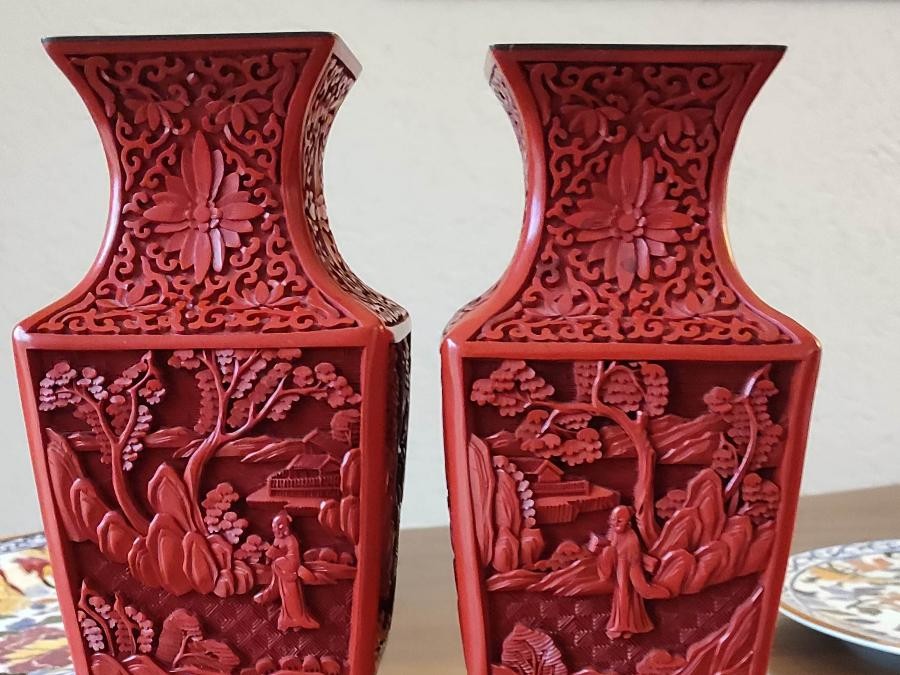 Paire de vases en laque sculptée