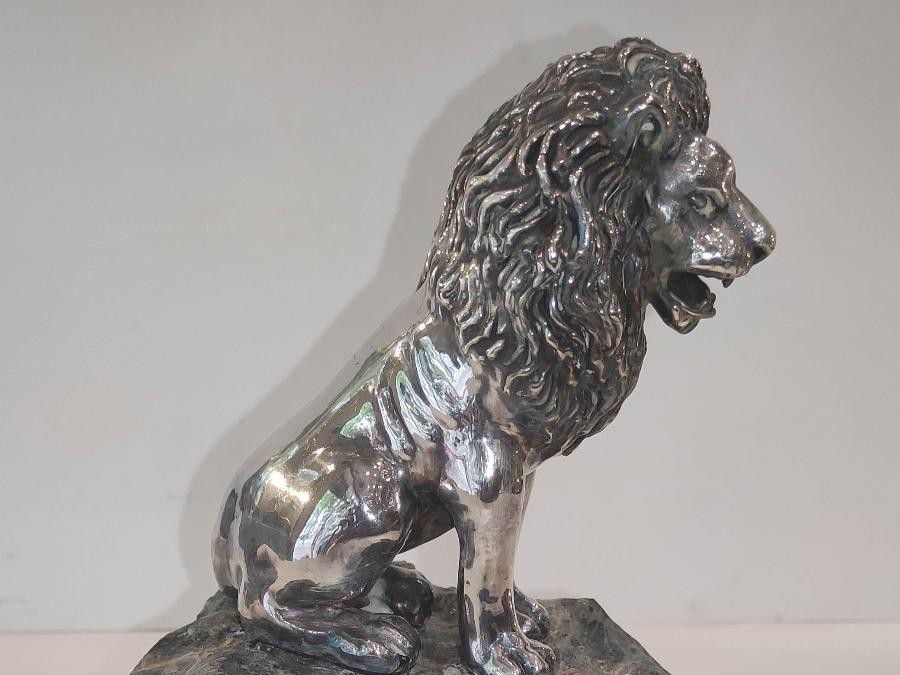 Lion en métal argenté