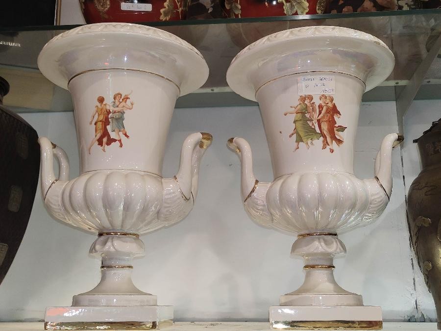 Paire de vases Médicis
