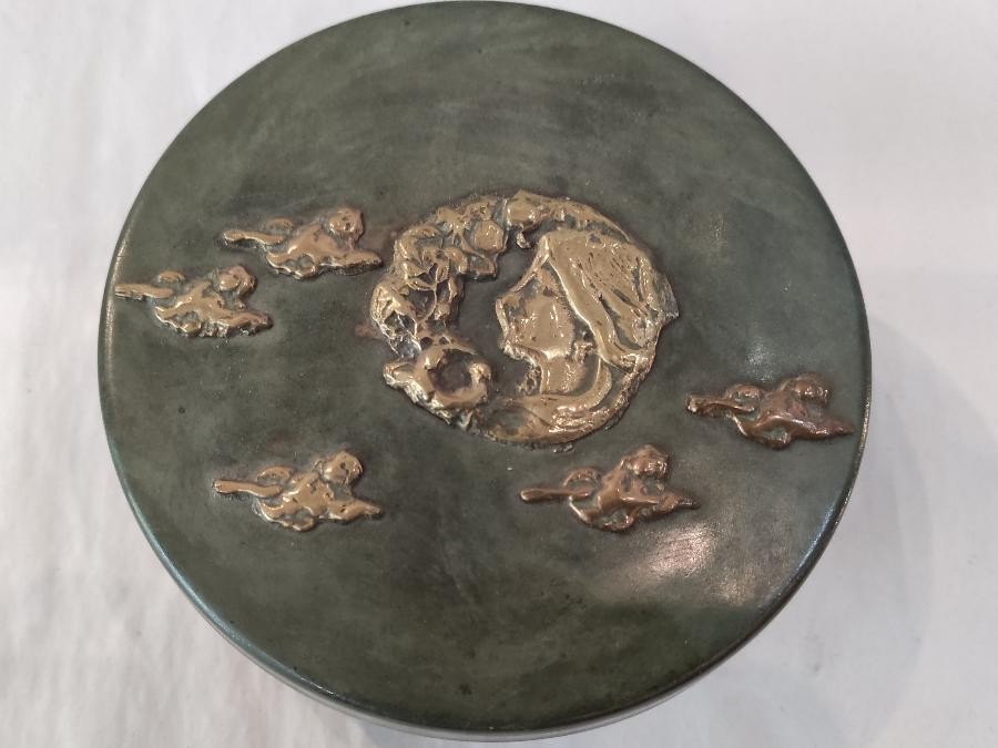 Bonbonnière en laiton oxydé