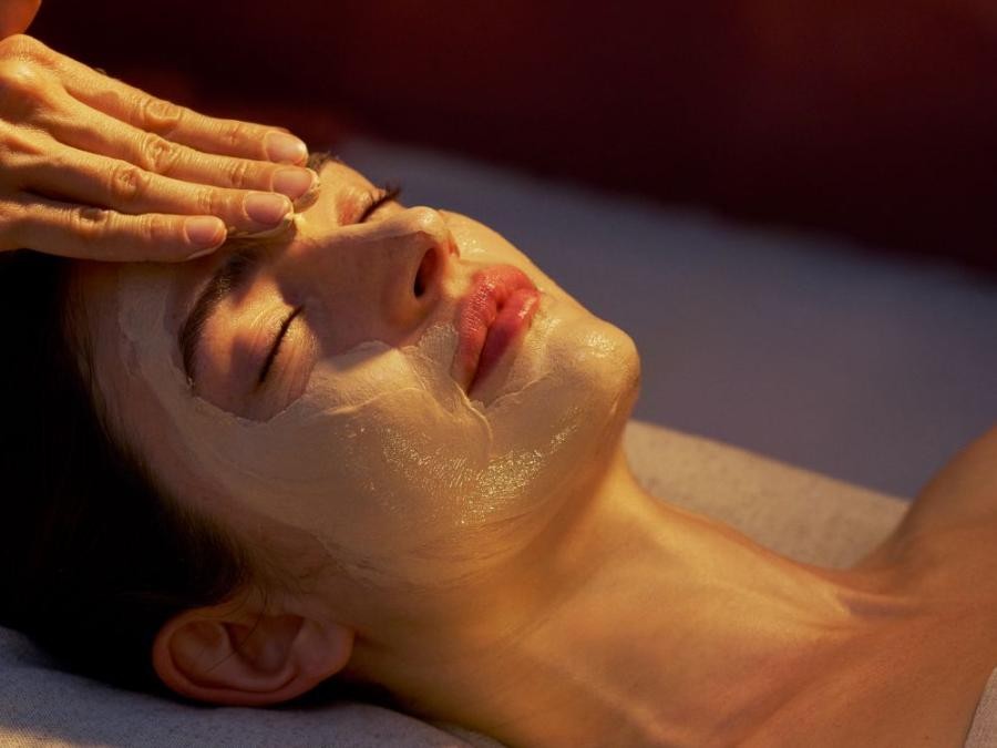 SOIN VISAGE HYDRATATANT REPULPANT «AUX 5 FLEURS DE BALI®» 50 MIN à La Varenne Saint Hilaire